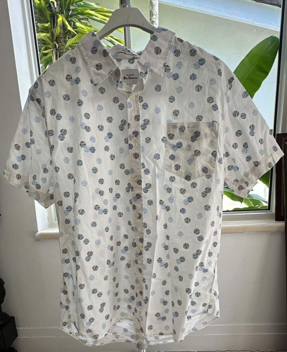 Men's XL White Blue Scribble Dot Stretch Fit Short Sleeve Button Down Shirt